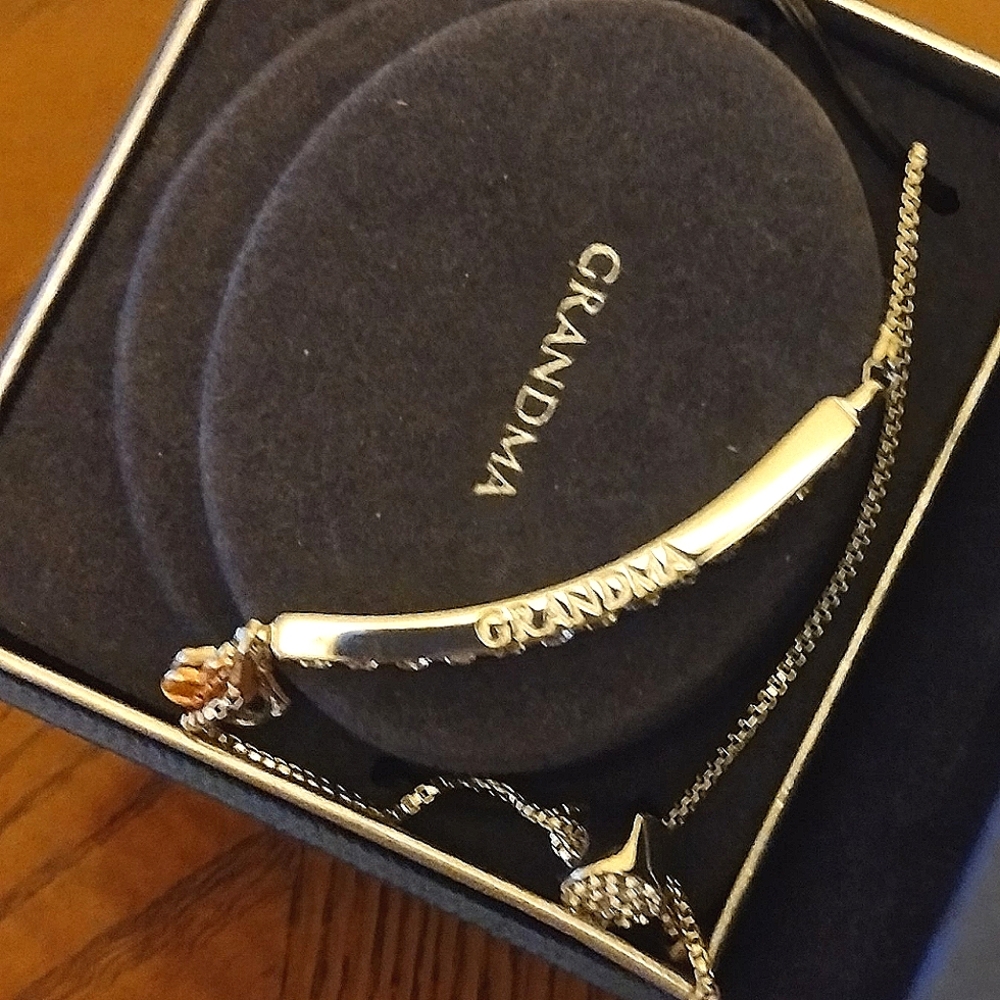 Brilliance Swarovski Bracelet "Grandma" Silver Tone New in Box - Picture 3 of 6